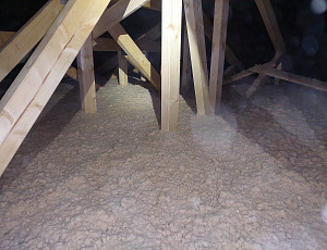 Zateplení stropu novostavby bungalovu pomocí foukané izolace